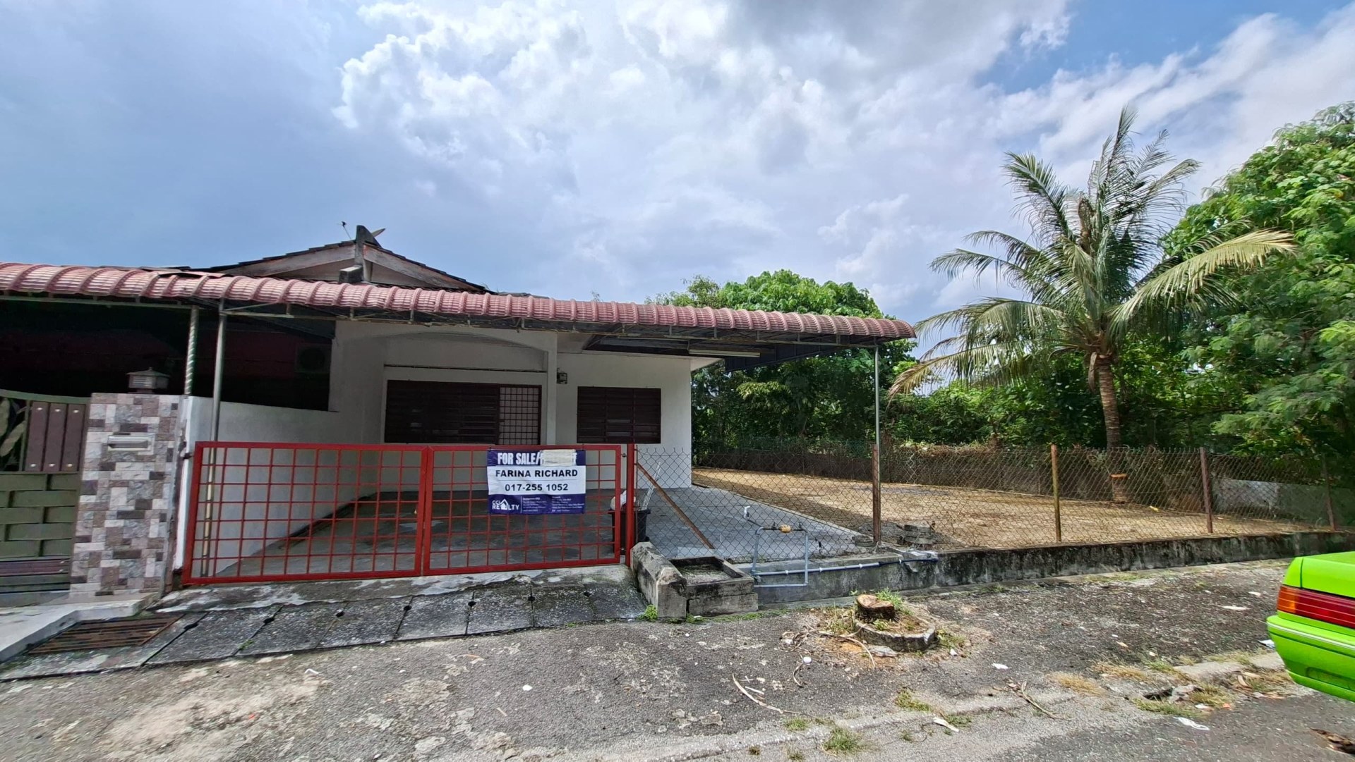 CORNER LOT SINGLE STOREY HOUSE