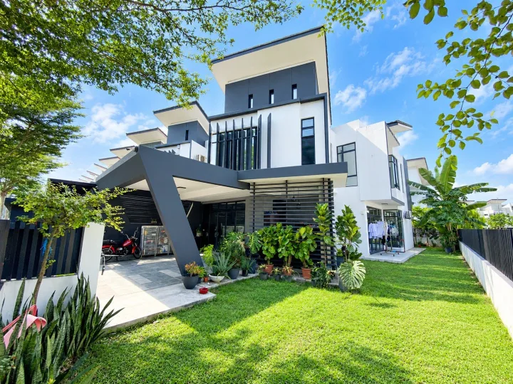 FOR SALE | RENOVATED END LOT 2-STOREY SUPERLINK @ LAMAN GLENMARIE, SHAH ALAM