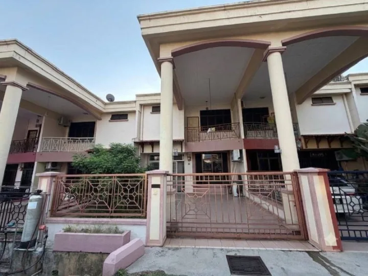 Teres 2 Tingkat Renovated Freehold Non-Bumi, Taman Saujana Indah, Bukit Katil