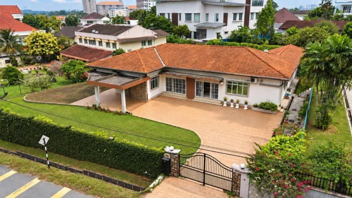 Bungalow NEARBY CIQ @ Taman Stulang Laut, Johor Bahru