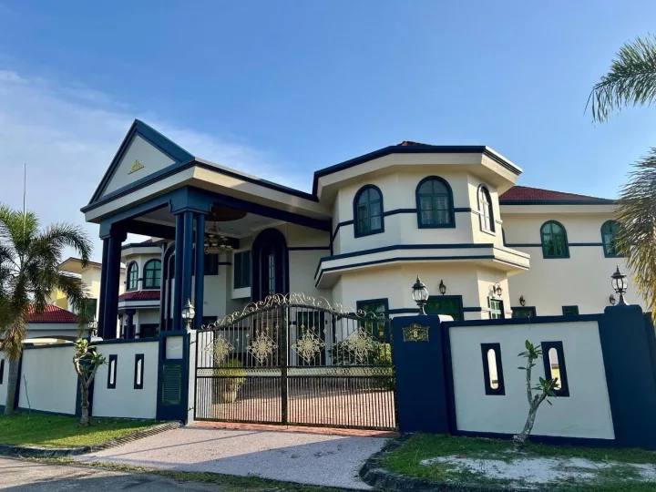CORNER LOT BUNGALOW 2 STOREY -Fully Furnished