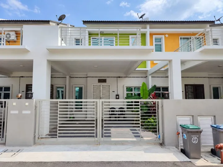 REEHOLD |  Rumah Teres 2 Tingkat Taman Satu Krubong