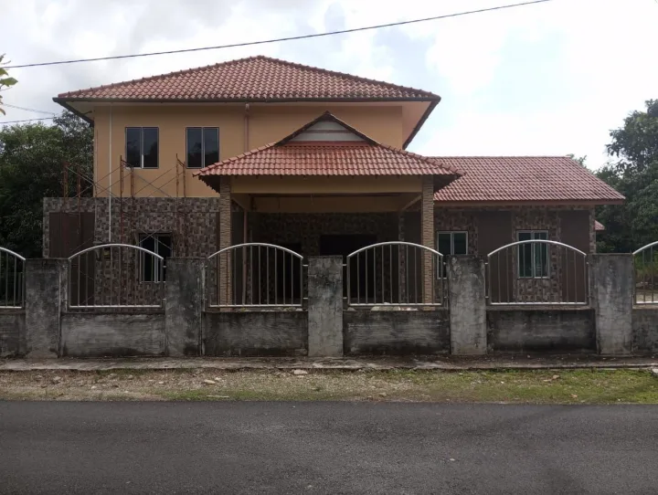 RUMAH BANGLO 2 TINGKAT Tanah Luas Di Mantin N9