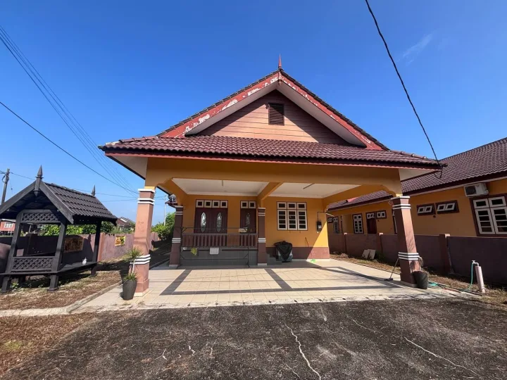 CORNER LOT BUNGALOW, MANIR